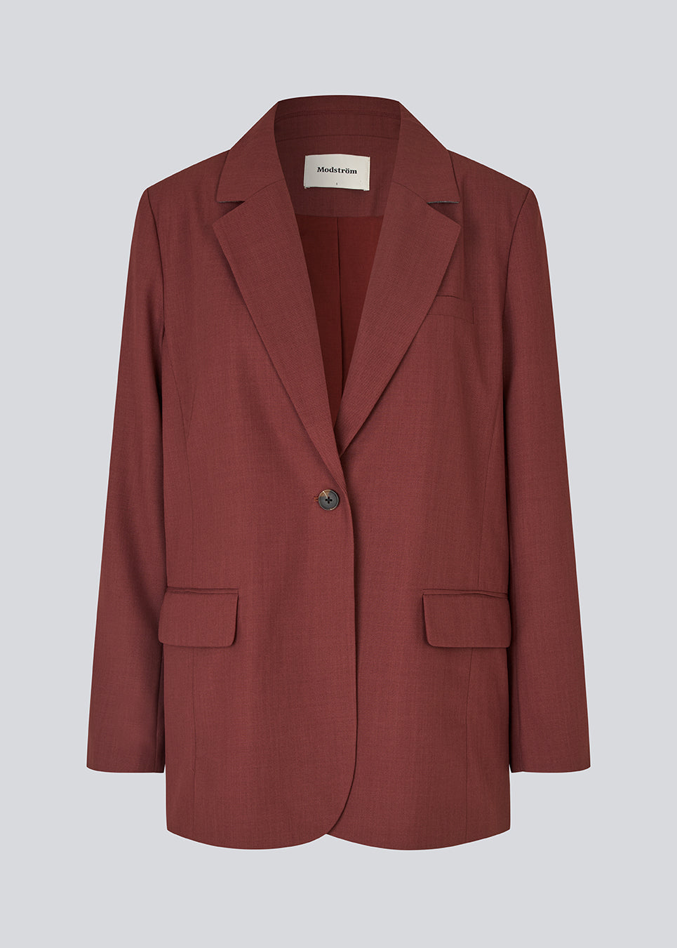 GaleMD 2 blazer in red features the classic and well-known Gale design, but in a lighter quality. The blazer has a button closure in front and a chest pocket on the left side. The model is 175 cm and wears a size S/36.