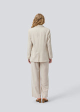 GaleMD 2 blazer in beige melange features the classic and well-known Gale design, but in a lighter quality. The blazer has a button closure in front and a chest pocket on the left side. The model is 175 cm and wears a size S/36.