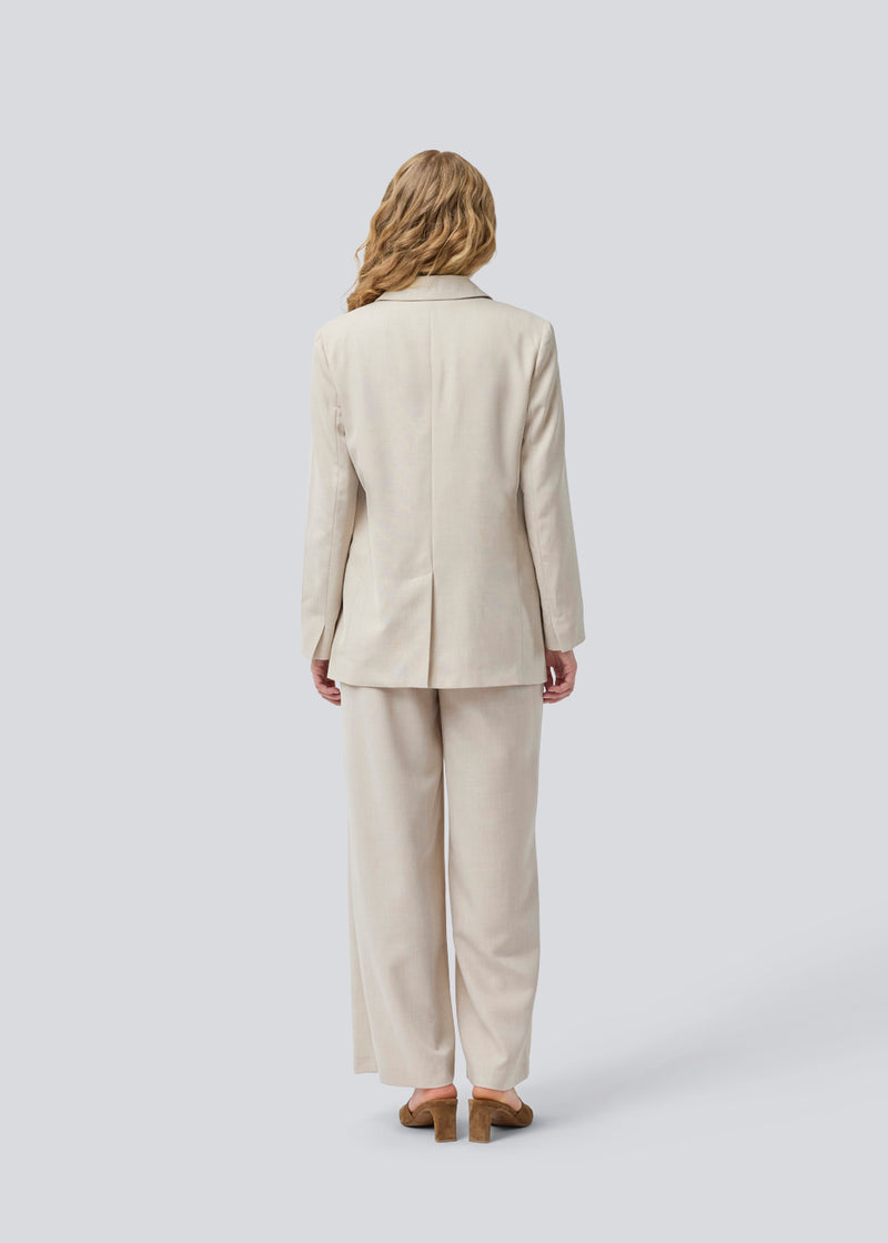 GaleMD 2 blazer in beige melange features the classic and well-known Gale design, but in a lighter quality. The blazer has a button closure in front and a chest pocket on the left side. The model is 175 cm and wears a size S/36.