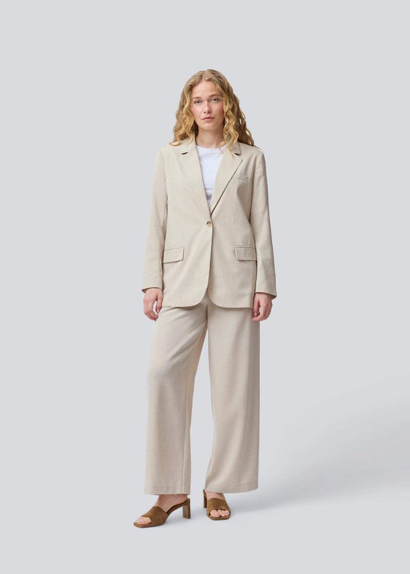 GaleMD 2 blazer in beige melange features the classic and well-known Gale design, but in a lighter quality. The blazer has a button closure in front and a chest pocket on the left side. The model is 175 cm and wears a size S/36.