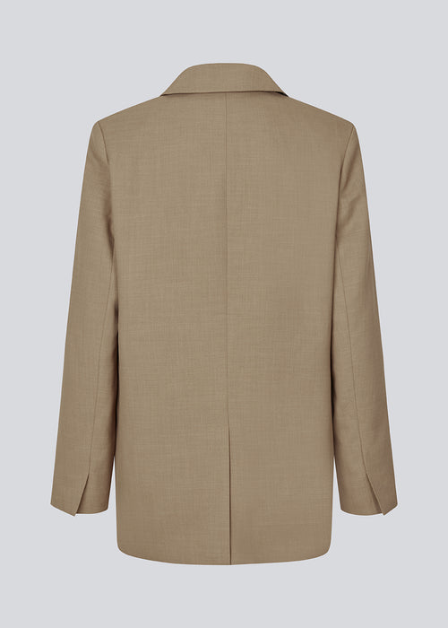 GaleMD 2 blazer in brown features the classic and well-known Gale design, but in a lighter quality. The blazer has a button closure in front and a chest pocket on the left side. The model is 175 cm and wears a size S/36.