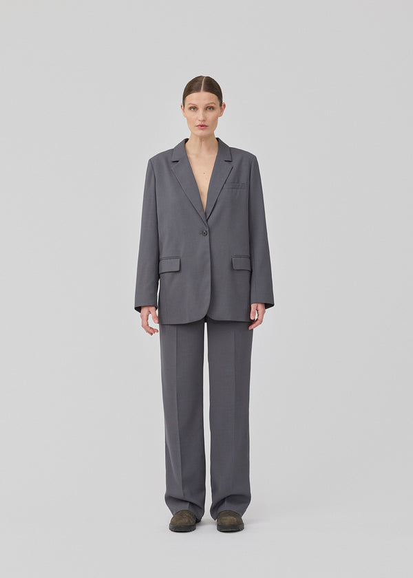GaleMD 2 blazer in grey features the classic and well-known Gale design, but in a lighter quality. The blazer has a button closure in front and a chest pocket on the left side. The model is 175 cm and wears a size S/36.&nbsp;