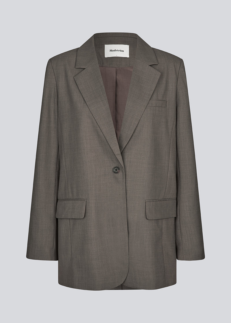 GaleMD 2 blazer features the classic and well-known Gale design but in a lighter quality. The blazer has a button closure in front and a chest pocket on the left side.&nbsp;