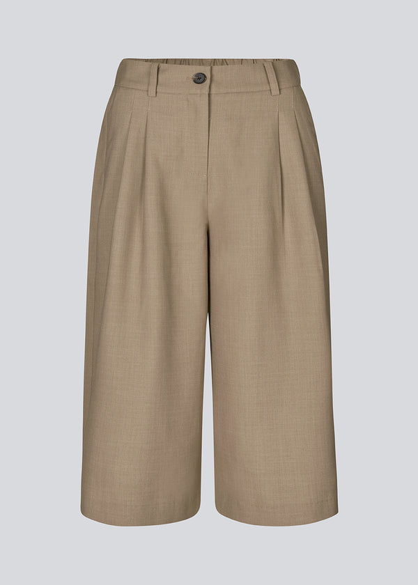 Long shorts in brown with pleats. Galemd 2 long shorts have an elastic waist, fly and side pockets. Perfect light fabric for the summer weather.