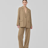GaleMD 2 pants in light brown feature the classic Gale design, but in light quality. The pants have straight, wide legs with creases for an elegant look. The model is 175 cm and wears a size S/36.