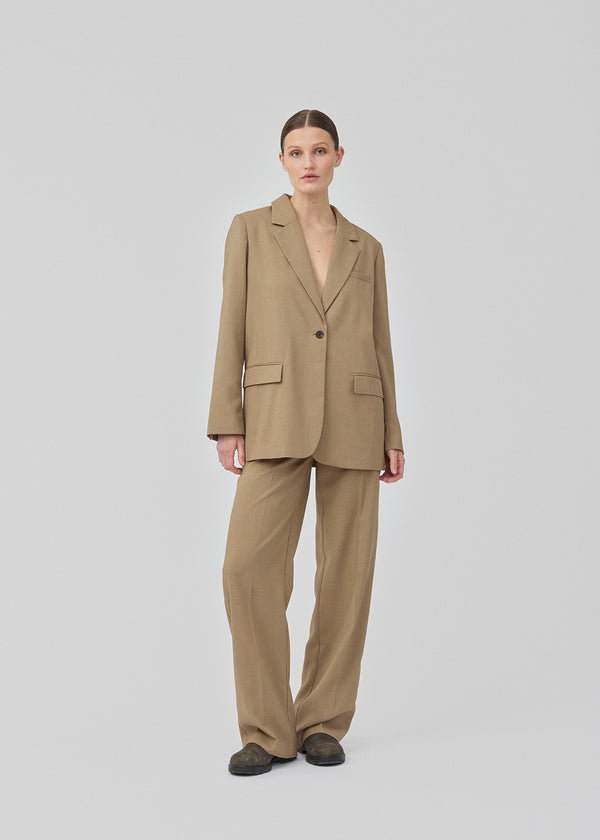 GaleMD 2 pants in light brown feature the classic Gale design, but in light quality. The pants have straight, wide legs with creases for an elegant look. The model is 175 cm and wears a size S/36.