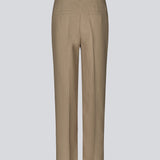 GaleMD 2 pants in light brown feature the classic Gale design, but in light quality. The pants have straight, wide legs with creases for an elegant look. The model is 175 cm and wears a size S/36.