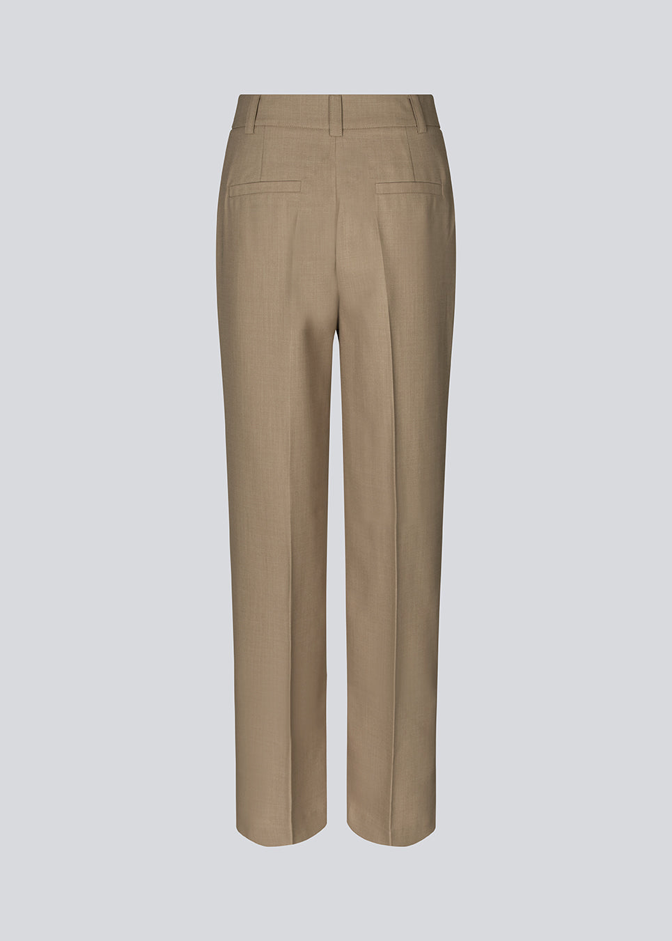 GaleMD 2 pants in light brown feature the classic Gale design, but in light quality. The pants have straight, wide legs with creases for an elegant look. The model is 175 cm and wears a size S/36.