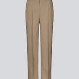 GaleMD 2 pants in light brown feature the classic Gale design, but in light quality. The pants have straight, wide legs with creases for an elegant look. The model is 175 cm and wears a size S/36.