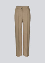 GaleMD 2 pants in light brown feature the classic Gale design, but in light quality. The pants have straight, wide legs with creases for an elegant look. The model is 175 cm and wears a size S/36.