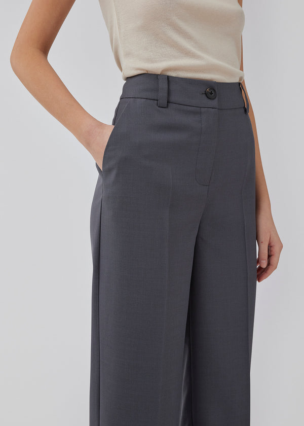 GaleMD 2 pants features the classic Gale design, but in a light quality. The pants has straight, wide legs with creases for an elegant look. The model is 175 cm and wears a size S/36.