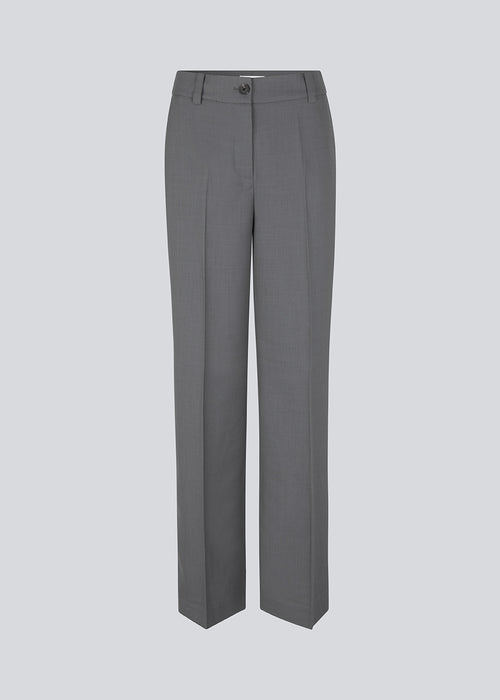 GaleMD 2 pants features the classic Gale design, but in a light quality. The pants has straight, wide legs with creases for an elegant look. The model is 175 cm and wears a size S/36.