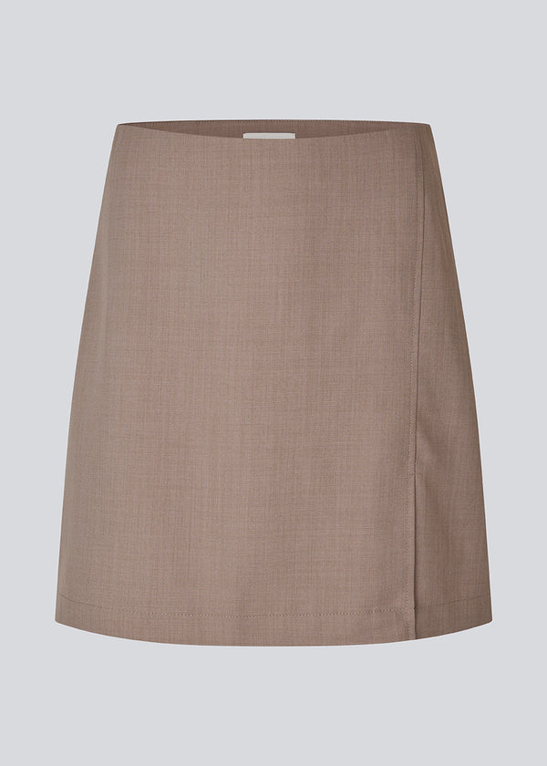 Classic A-line skirt with a short length. GaleMD 2 skirt has a simple design with a hidden zipper at the side seam and a slit in front.