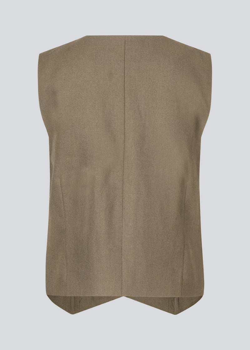 Tailored vest in light brown in woven quality with a v-neckline, buttons in front and fake paspel pockets. GaleMD 2 vest is fully lined.&nbsp;