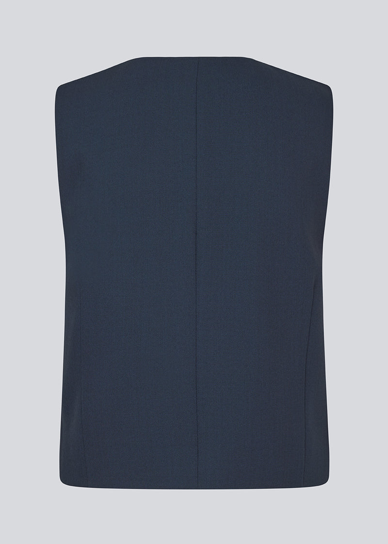 Tailored navy vest in woven quality with a v-neckline, buttons in front and fake paspel pockets. GaleMD 2 vest is fully lined.