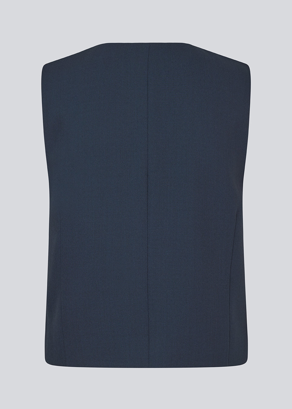 Tailored navy vest in woven quality with a v-neckline, buttons in front and fake paspel pockets. GaleMD 2 vest is fully lined.