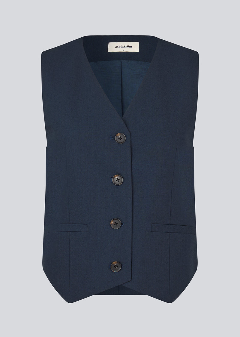 Tailored navy vest in woven quality with a v-neckline, buttons in front and fake paspel pockets. GaleMD 2 vest is fully lined.