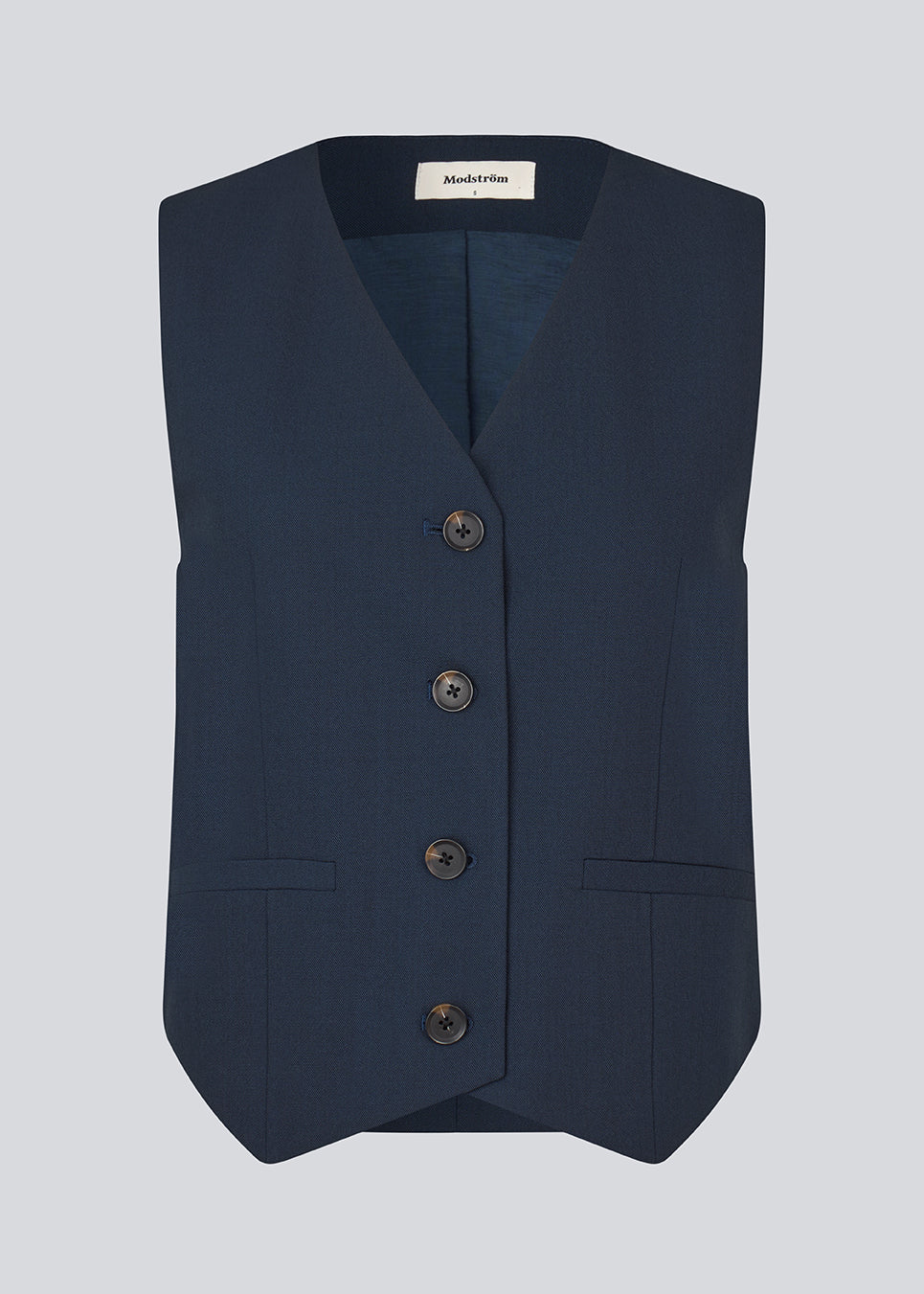 Tailored navy vest in woven quality with a v-neckline, buttons in front and fake paspel pockets. GaleMD 2 vest is fully lined.