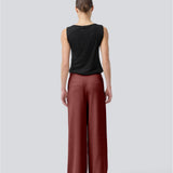Red pants in our classic gale-design, but in a lighter material. GaleMD 2 wide pants has wide legs with pleats and side pockets. The model is 175 cm and wears a size s/36.