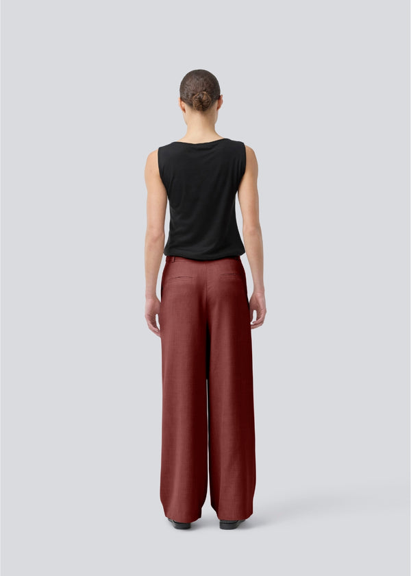 Red pants in our classic gale-design, but in a lighter material. GaleMD 2 wide pants has wide legs with pleats and side pockets. The model is 175 cm and wears a size s/36.