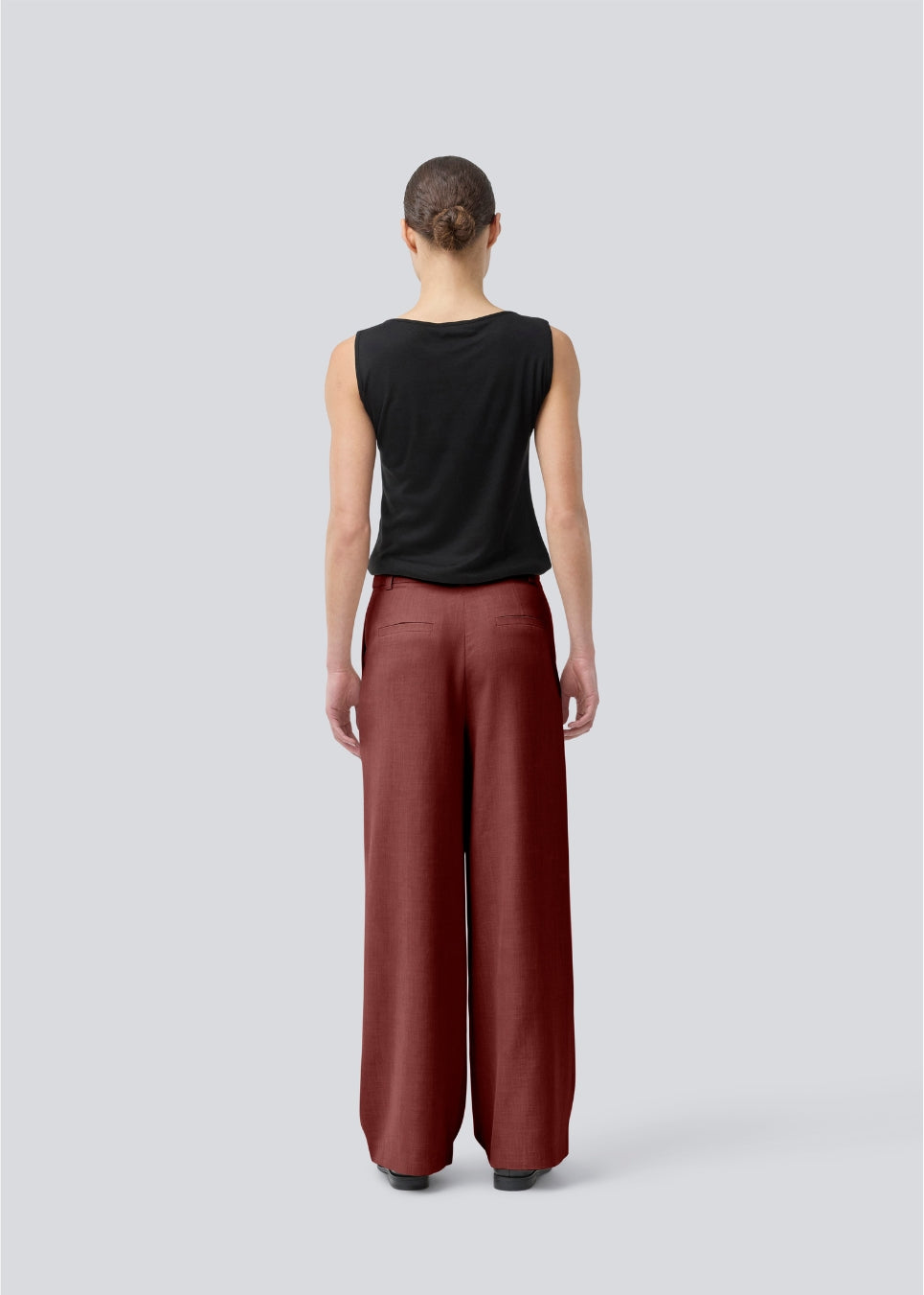 Red pants in our classic gale-design, but in a lighter material. GaleMD 2 wide pants has wide legs with pleats and side pockets. The model is 175 cm and wears a size s/36.