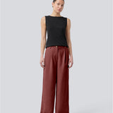 Red pants in our classic gale-design, but in a lighter material. GaleMD 2 wide pants has wide legs with pleats and side pockets. The model is 175 cm and wears a size s/36.