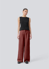 Red pants in our classic gale-design, but in a lighter material. GaleMD 2 wide pants has wide legs with pleats and side pockets. The model is 175 cm and wears a size s/36.