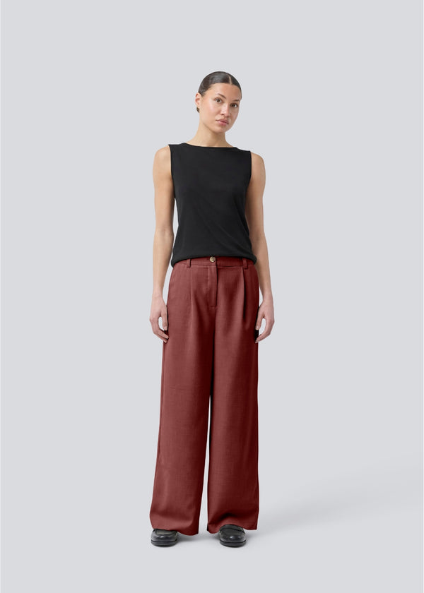 Red pants in our classic gale-design, but in a lighter material. GaleMD 2 wide pants has wide legs with pleats and side pockets. The model is 175 cm and wears a size s/36.