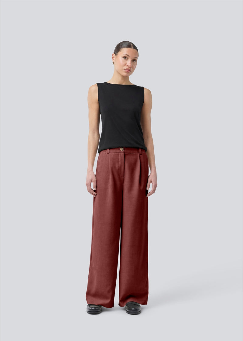 Red pants in our classic gale-design, but in a lighter material. GaleMD 2 wide pants has wide legs with pleats and side pockets. The model is 175 cm and wears a size s/36.