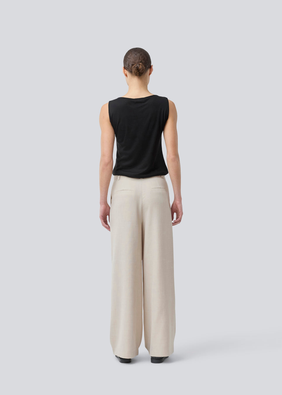 Light beige pants in relaxed fit with a regular waist and pleats in front and wide, long legs. Lighter material that is perfect for the summer. GaleMD 2 wide pants have wide legs with pleats and side pockets.