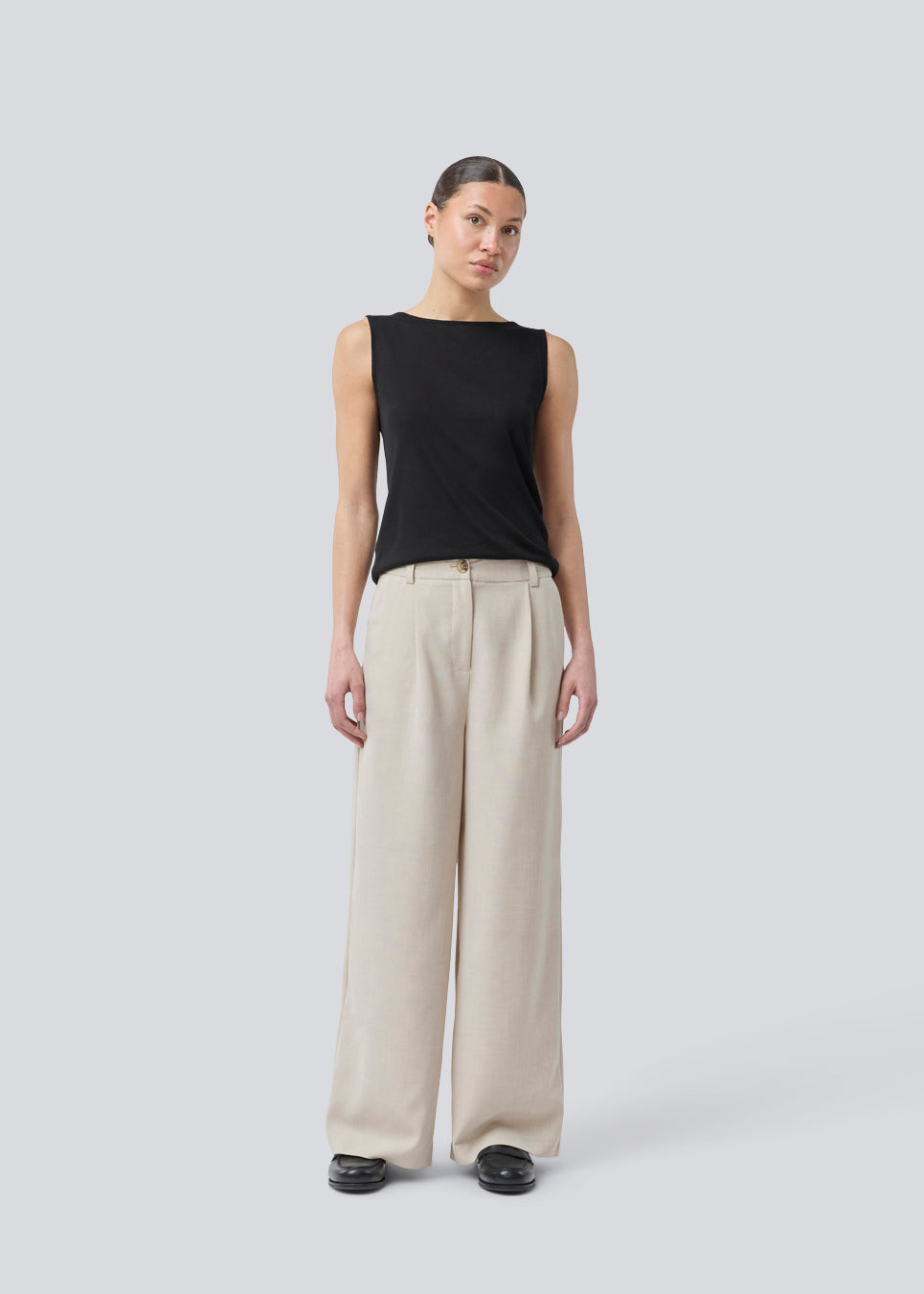 Light beige pants in relaxed fit with a regular waist and pleats in front and wide, long legs. Lighter material that is perfect for the summer. GaleMD 2 wide pants have wide legs with pleats and side pockets.