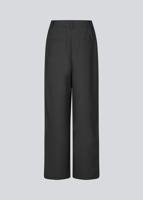 Black pants in relaxed fit with a regular waist and pleats in front and wide, long legs. Lighter material that is perfect for the summer. GaleMD 2 wide pants have wide legs with pleats and side pockets.