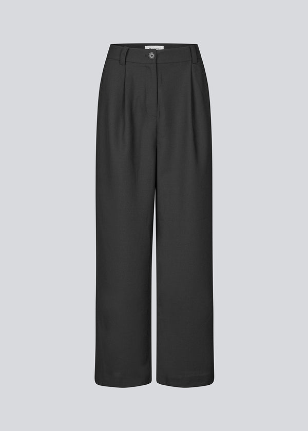 Black pants in relaxed fit with a regular waist and pleats in front and wide, long legs. Lighter material that is perfect for the summer. GaleMD 2 wide pants have wide legs with pleats and side pockets.