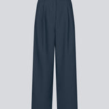 Nany pants in our classic gale-design, but in a lighter material. GaleMD 2 wide pants has wide legs with pleats and side pockets.