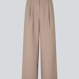 Pants in our classic gale-design, but in a lighter material. GaleMD 2 wide pants has wide legs with pleats and side pockets.