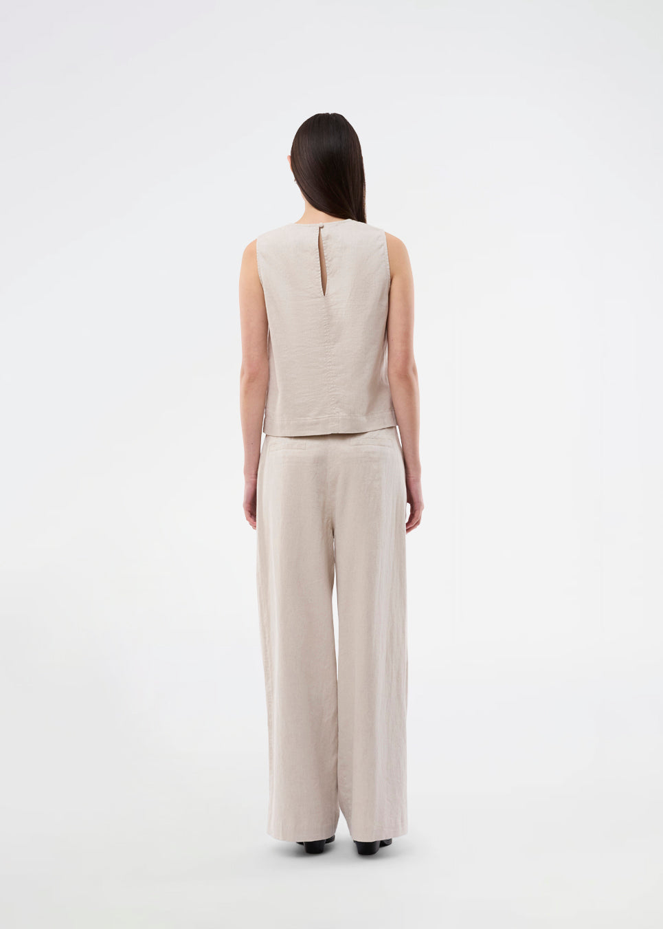 Sleeveless linen top. The GaleMD Linen Top features a round neckline and a hook closure at the back. A light and elegant top, perfect for both relaxed and stylish summer looks.