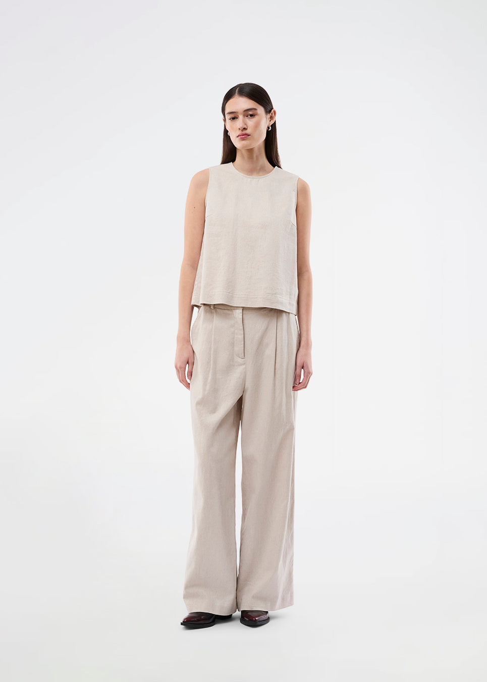 Our classic Gale Wide model in linen quality. The GaleMD Linen Wide Pants feature a regular waist with front pleats and wide, long legs. Decorative welt pockets at the back and side pockets provide a modern and elegant look.