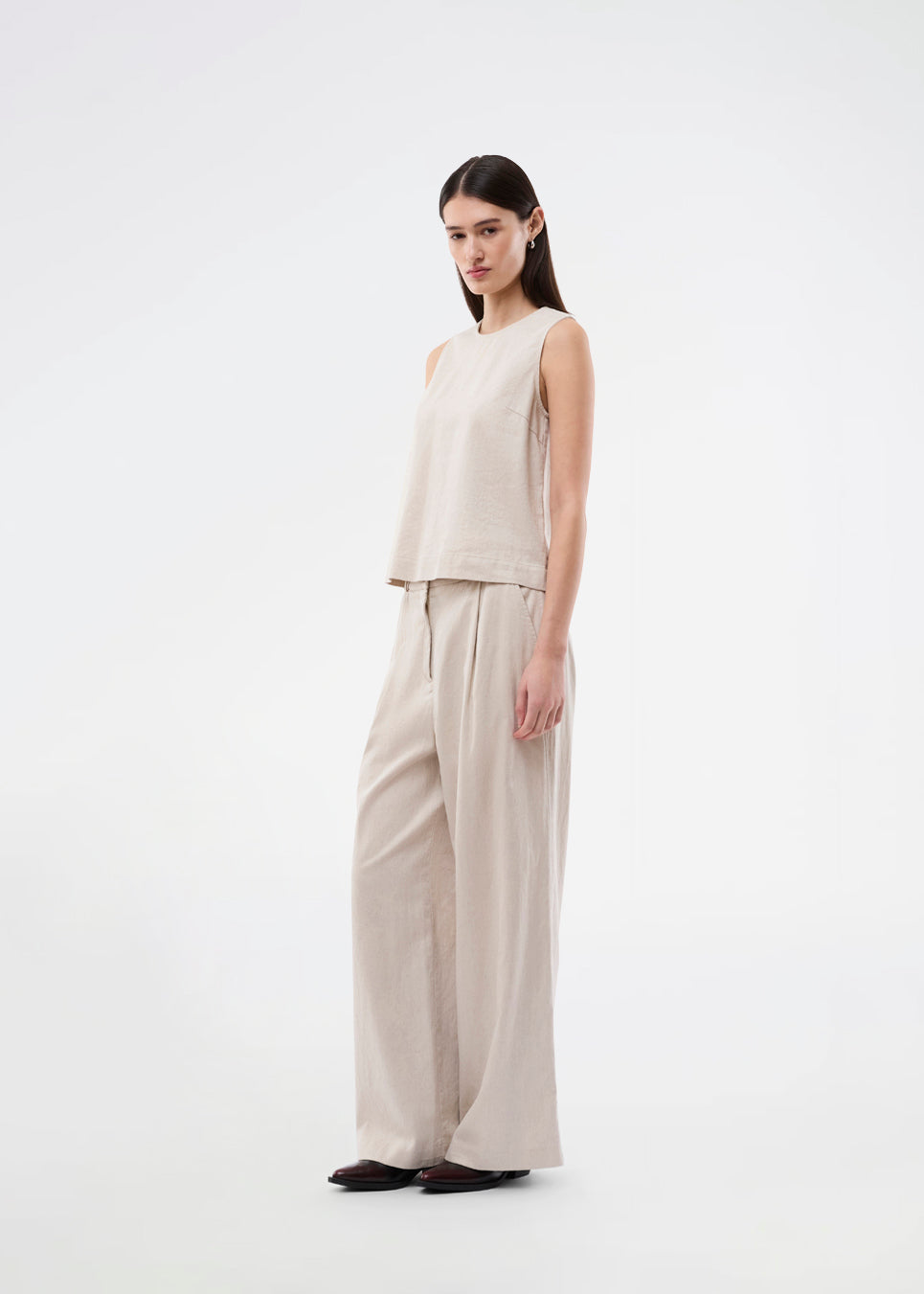 Our classic Gale Wide model in linen quality. The GaleMD Linen Wide Pants feature a regular waist with front pleats and wide, long legs. Decorative welt pockets at the back and side pockets provide a modern and elegant look.