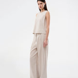 Our classic Gale Wide model in linen quality. The GaleMD Linen Wide Pants feature a regular waist with front pleats and wide, long legs. Decorative welt pockets at the back and side pockets provide a modern and elegant look.