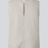 Sleeveless linen top. The GaleMD Linen Top features a round neckline and a hook closure at the back. A light and elegant top, perfect for both relaxed and stylish summer looks.