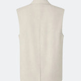 Our classic Gale Vest in linen quality. The GaleMD linen vest has a relaxed fit, is sleeveless, and features a front button closure. A timeless and elegant choice that combines lightness with a modern, relaxed silhouette. Galemd vest is sleeveless and has a front button closure.
