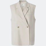 Our classic Gale Vest in linen quality. The GaleMD linen vest has a relaxed fit, is sleeveless, and features a front button closure. A timeless and elegant choice that combines lightness with a modern, relaxed silhouette. Galemd vest is sleeveless and has a front button closure.