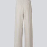 Our classic Gale Wide model in linen quality. The GaleMD Linen Wide Pants feature a regular waist with front pleats and wide, long legs. Decorative welt pockets at the back and side pockets provide a modern and elegant look.