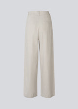 Our classic Gale Wide model in linen quality. The GaleMD Linen Wide Pants feature a regular waist with front pleats and wide, long legs. Decorative welt pockets at the back and side pockets provide a modern and elegant look.