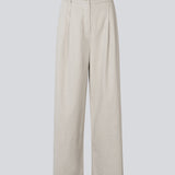 Our classic Gale Wide model in linen quality. The GaleMD Linen Wide Pants feature a regular waist with front pleats and wide, long legs. Decorative welt pockets at the back and side pockets provide a modern and elegant look.