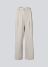 Our classic Gale Wide model in linen quality. The GaleMD Linen Wide Pants feature a regular waist with front pleats and wide, long legs. Decorative welt pockets at the back and side pockets provide a modern and elegant look.