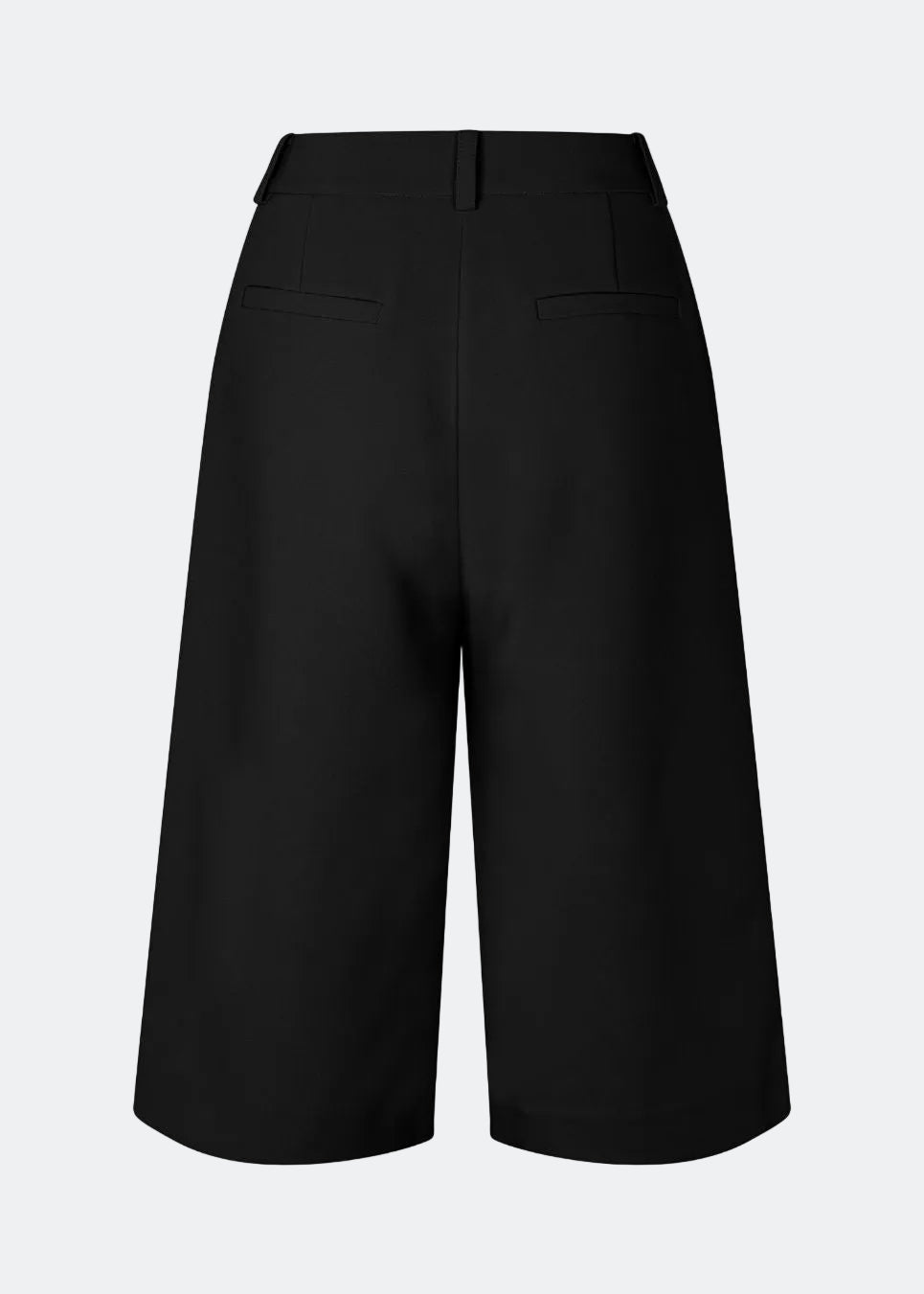 Long tailored shorts in black with pleats in classic Gale fabric. The GaleMD Long Shorts feature wide legs, side pockets, and fall just below the knee. Made from 76% recycled polyester, perfect for modern and stylish summer looks.