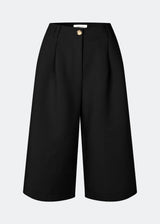 Long tailored shorts in black with pleats in classic Gale fabric. The GaleMD Long Shorts feature wide legs, side pockets, and fall just below the knee. Made from 76% recycled polyester, perfect for modern and stylish summer looks.