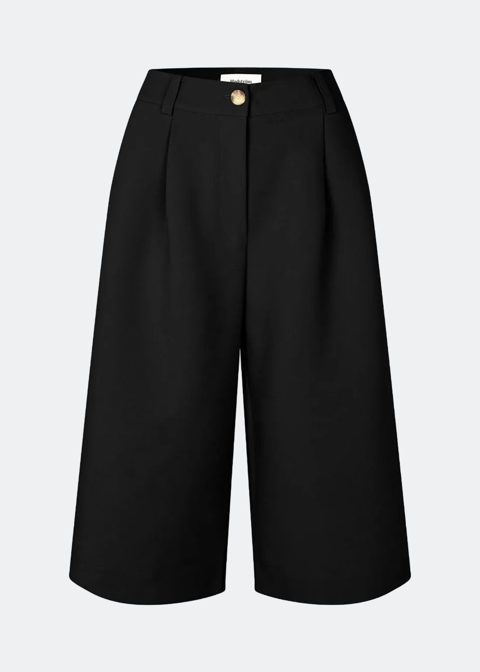 Long tailored shorts in black with pleats in classic Gale fabric. The GaleMD Long Shorts feature wide legs, side pockets, and fall just below the knee. Made from 76% recycled polyester, perfect for modern and stylish summer looks.