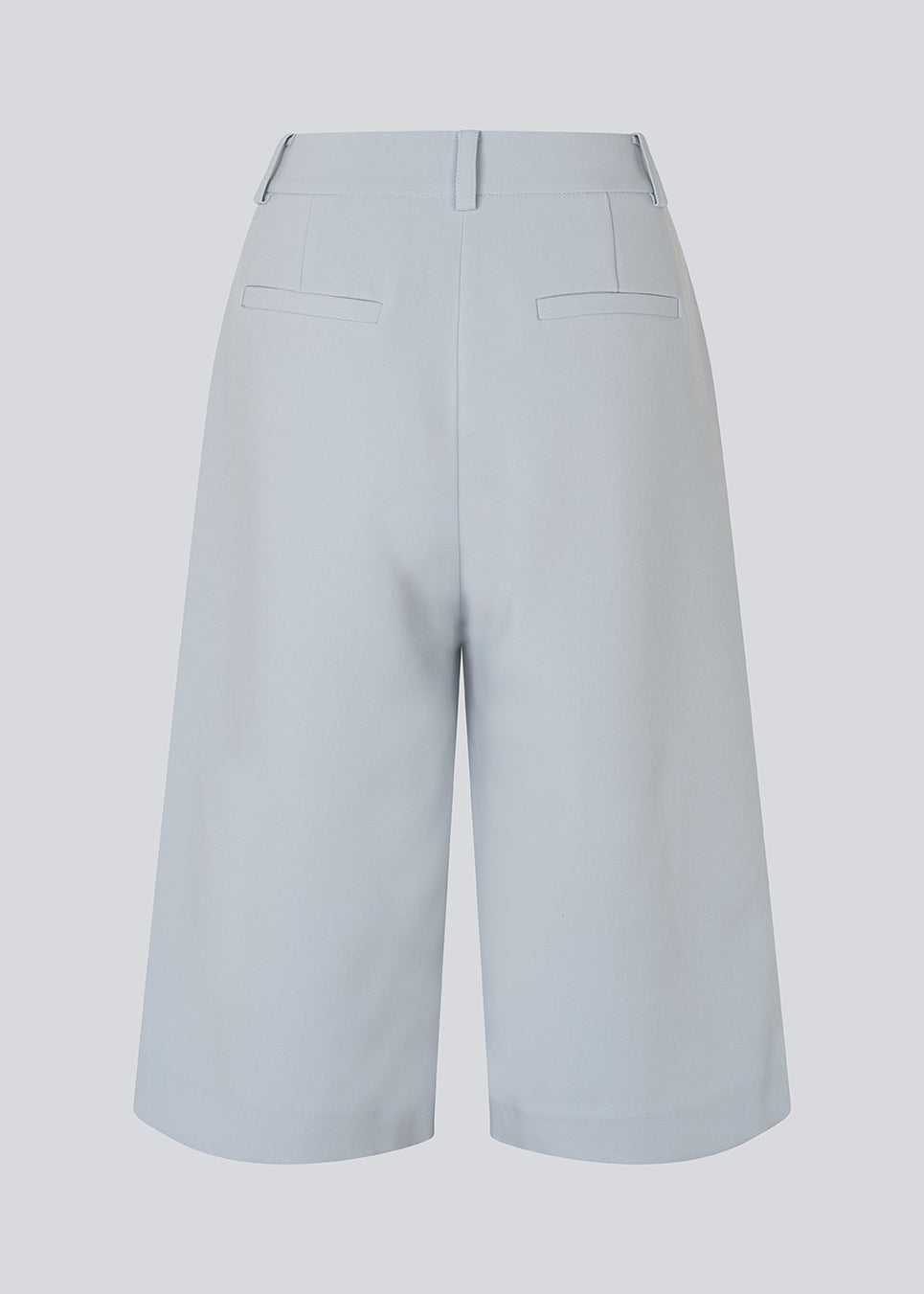 Long tailored shorts with pleats in classic Gale fabric. The GaleMD Long Shorts feature wide legs, side pockets, and fall just below the knee. Made from 76% recycled polyester, perfect for modern and stylish summer looks.
